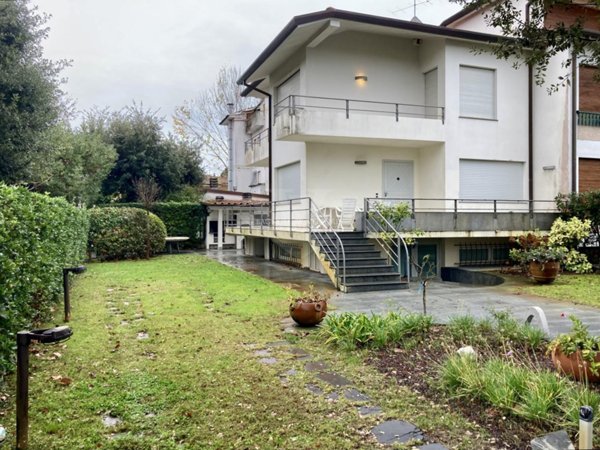 casa indipendente in vendita a Pietrasanta in zona Fiumetto