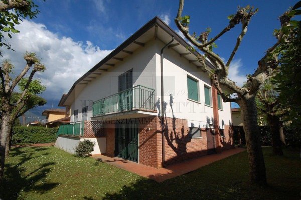 casa indipendente in vendita a Pietrasanta in zona Vignone