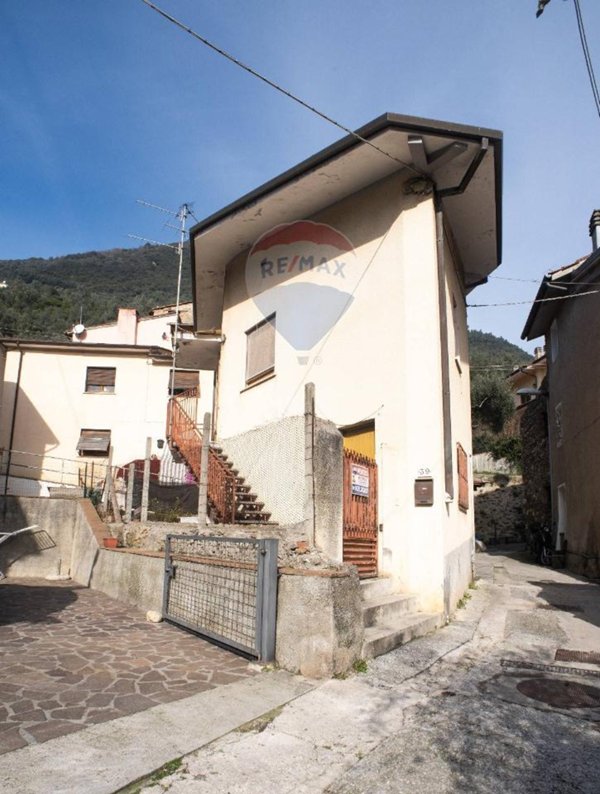 casa indipendente in vendita a Pietrasanta in zona Valdicastello