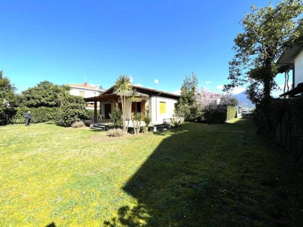 casa indipendente in vendita a Pietrasanta in zona Tonfano