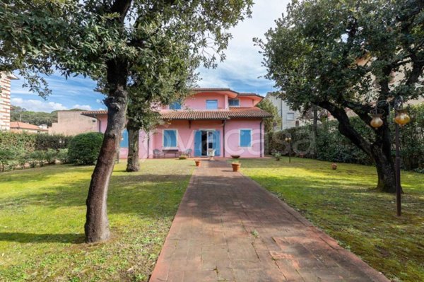 casa indipendente in vendita a Pietrasanta in zona Marina di Pietrasanta