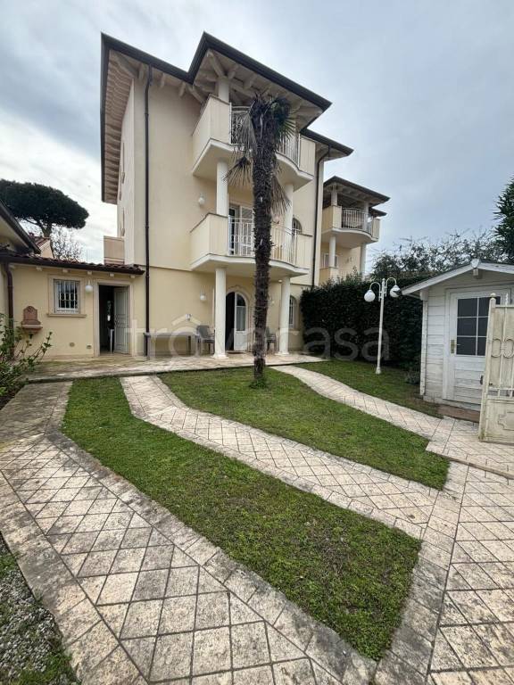 casa indipendente in vendita a Pietrasanta in zona Tonfano