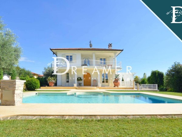 casa indipendente in vendita a Pietrasanta