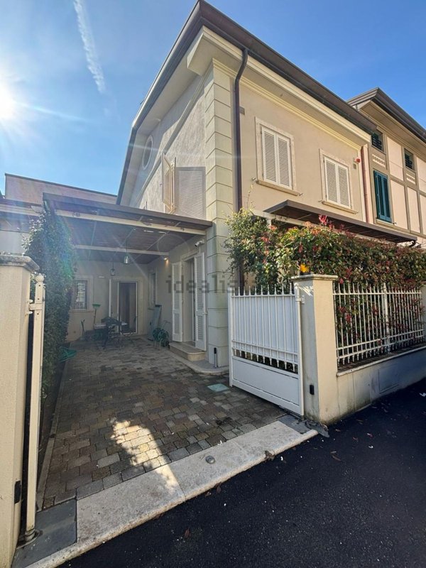 villa in vendita a Pietrasanta in zona Tonfano