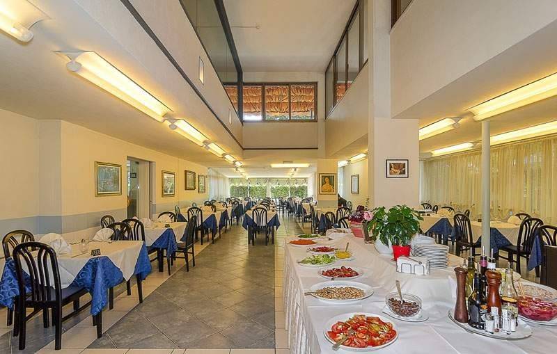 intera palazzina in vendita a Pietrasanta in zona Focette