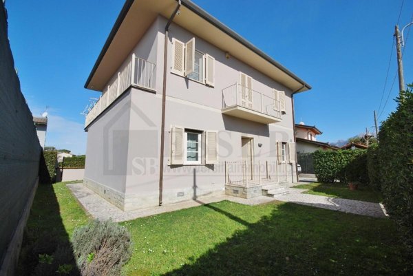 casa indipendente in vendita a Pietrasanta in zona Marina di Pietrasanta