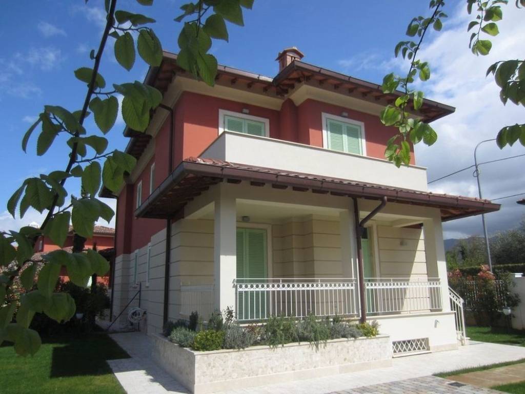 casa indipendente in vendita a Pietrasanta in zona Fiumetto