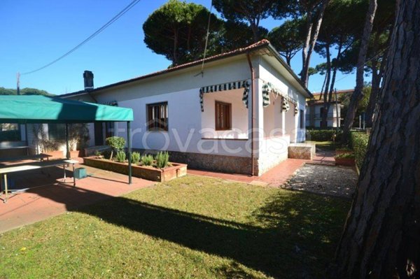 casa indipendente in vendita a Pietrasanta in zona Tonfano