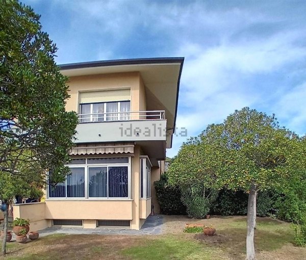 casa indipendente in vendita a Pietrasanta in zona Tonfano