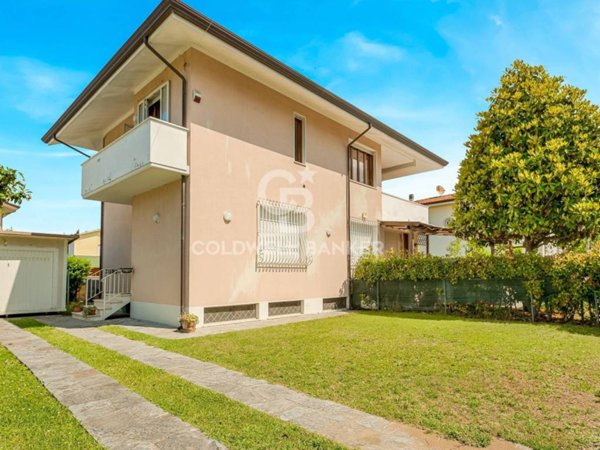 casa indipendente in vendita a Pietrasanta in zona Marina di Pietrasanta