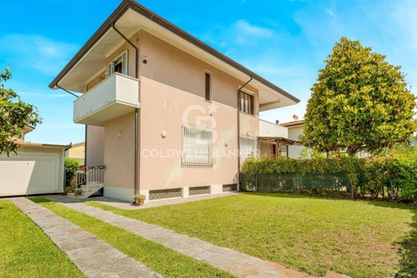 casa indipendente in vendita a Pietrasanta in zona Marina di Pietrasanta