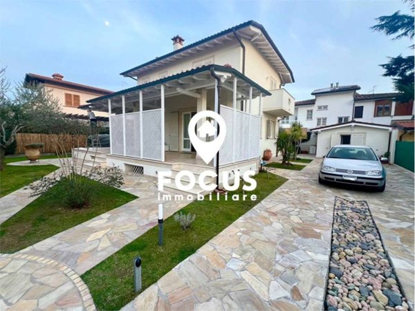 casa indipendente in vendita a Pietrasanta in zona Tonfano