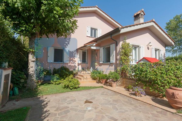 casa indipendente in vendita a Pietrasanta in zona Motrone