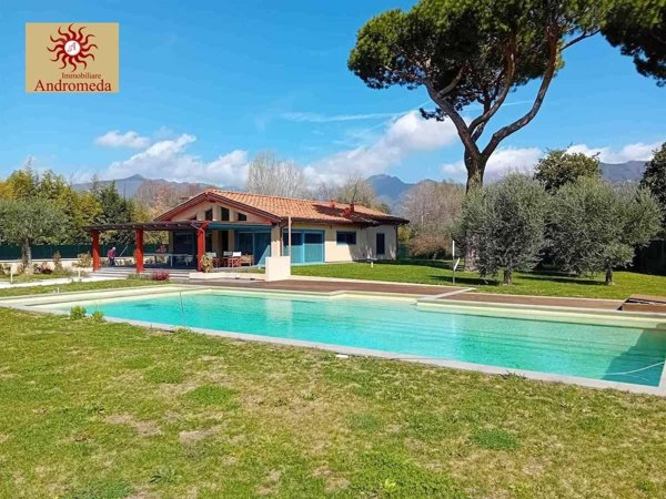 casa indipendente in vendita a Pietrasanta in zona Crociale