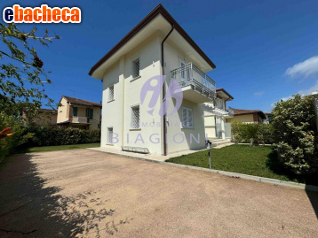 casa indipendente in vendita a Pietrasanta in zona Tonfano