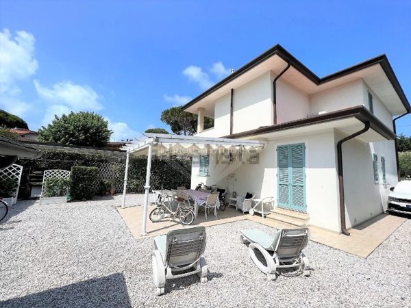 casa indipendente in vendita a Pietrasanta in zona Tonfano