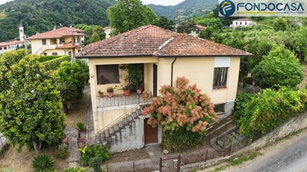 casa indipendente in vendita a Pietrasanta in zona Strettoia