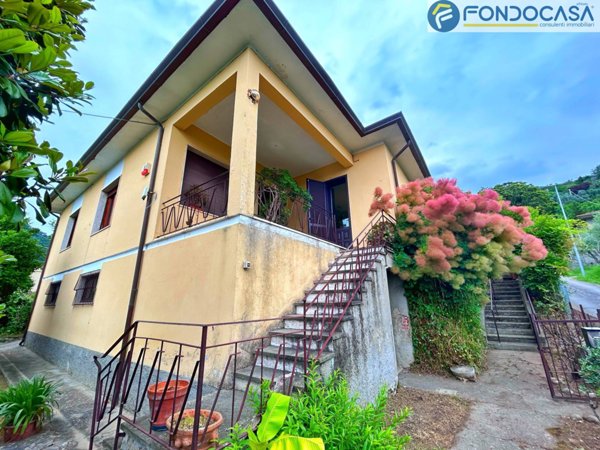 casa indipendente in vendita a Pietrasanta in zona Strettoia