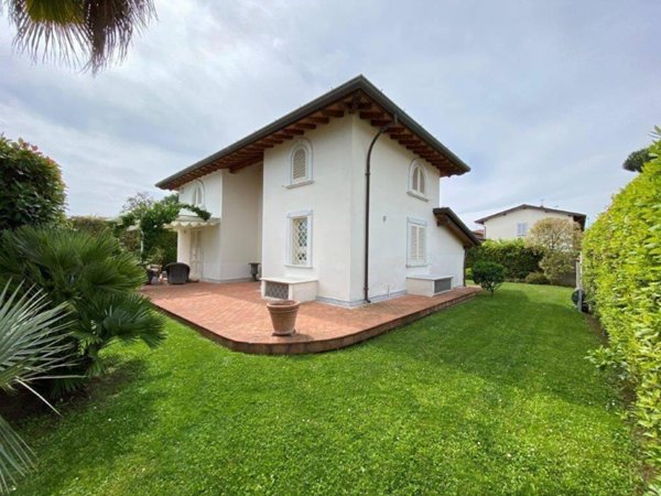 casa indipendente in vendita a Pietrasanta in zona Tonfano