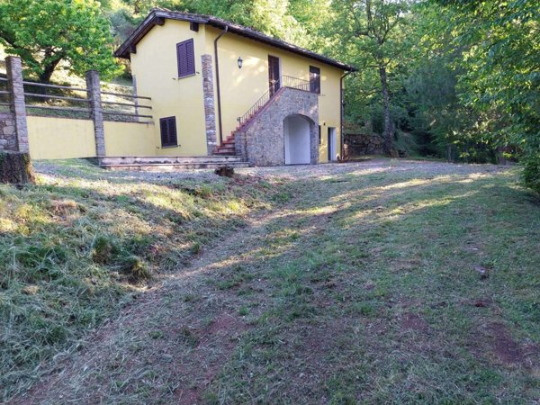 casa indipendente in vendita a Pietrasanta in zona Valdicastello