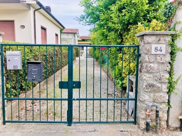 casa indipendente in vendita a Pietrasanta in zona Fiumetto