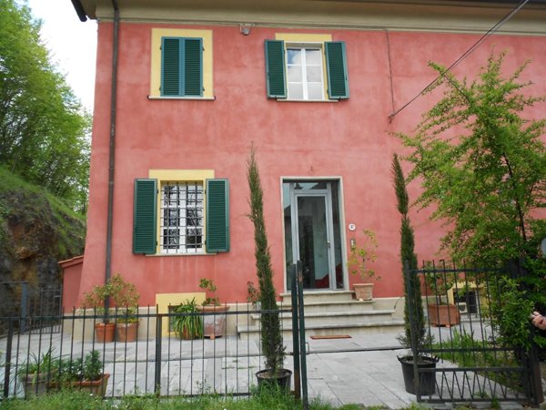 casa indipendente in vendita a Pietrasanta in zona Capriglia