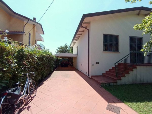 casa indipendente in vendita a Pietrasanta in zona Tonfano