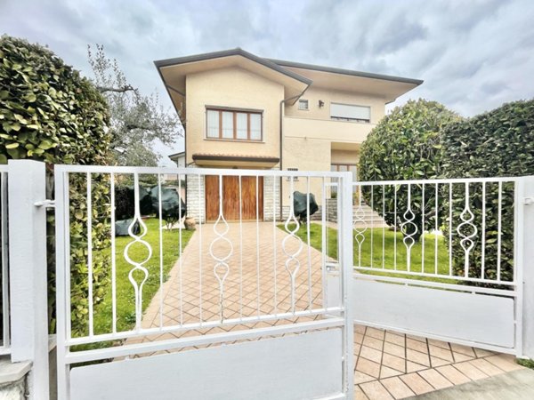 casa indipendente in vendita a Pietrasanta in zona Marina di Pietrasanta