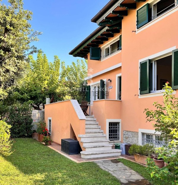 casa indipendente in vendita a Pietrasanta in zona Focette
