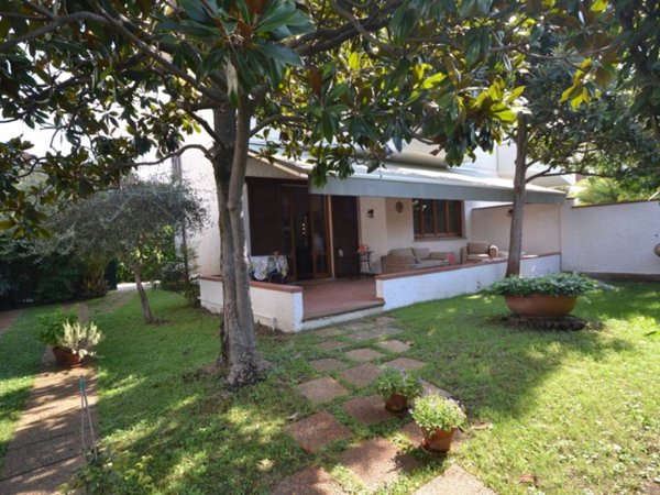 casa indipendente in vendita a Pietrasanta in zona Tonfano