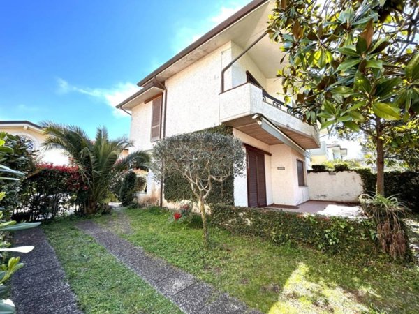casa indipendente in vendita a Pietrasanta in zona Vignone
