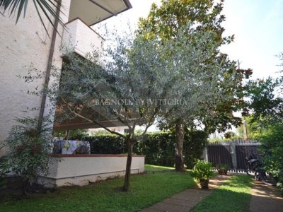 casa indipendente in vendita a Pietrasanta in zona Tonfano