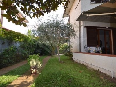 casa semindipendente in vendita a Pietrasanta in zona Tonfano