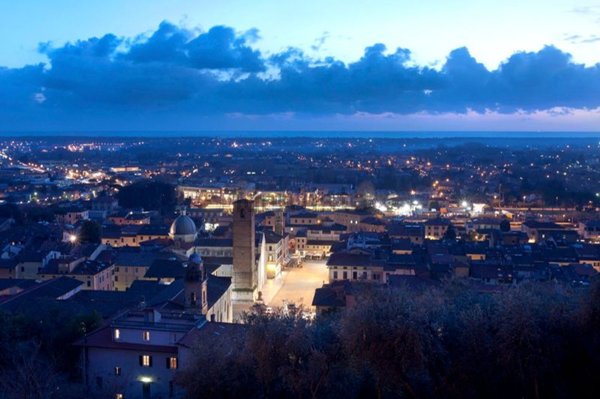 locale commerciale in vendita a Pietrasanta