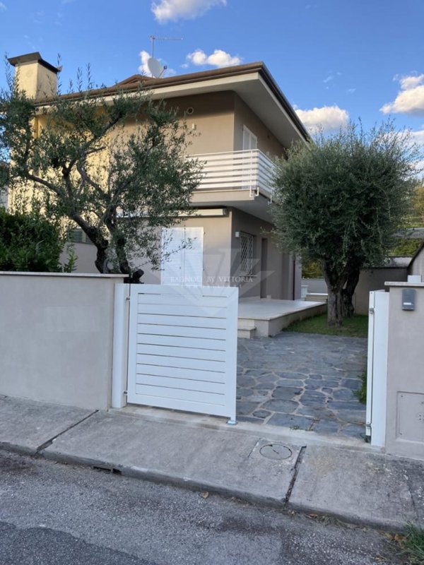 casa indipendente in vendita a Pietrasanta in zona Fiumetto