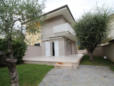casa indipendente in vendita a Pietrasanta in zona Fiumetto