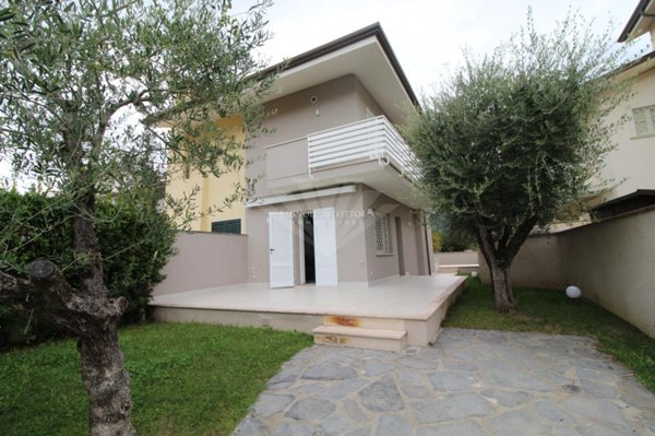 casa indipendente in vendita a Pietrasanta in zona Fiumetto