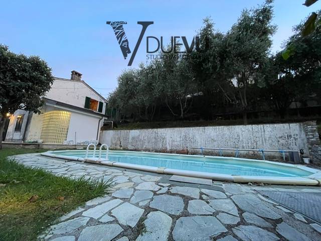 casa indipendente in vendita a Pietrasanta in zona Strettoia