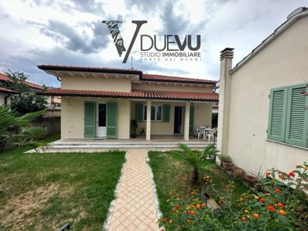 casa indipendente in vendita a Pietrasanta in zona Crociale