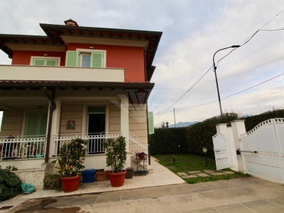 casa indipendente in vendita a Pietrasanta in zona Fiumetto
