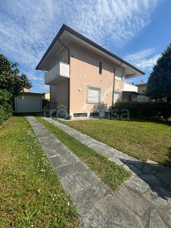 casa indipendente in vendita a Pietrasanta in zona Tonfano