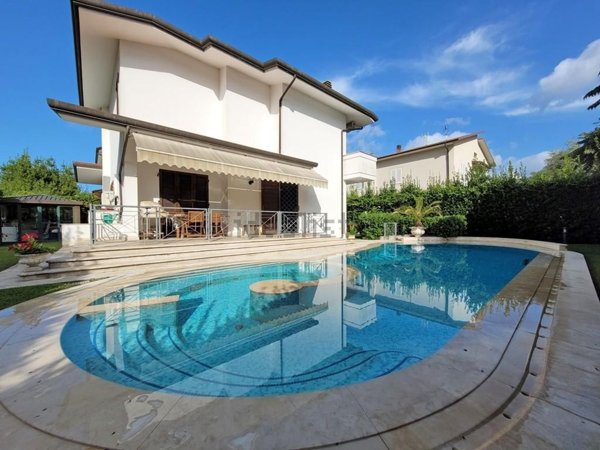 casa indipendente in vendita a Pietrasanta in zona Motrone