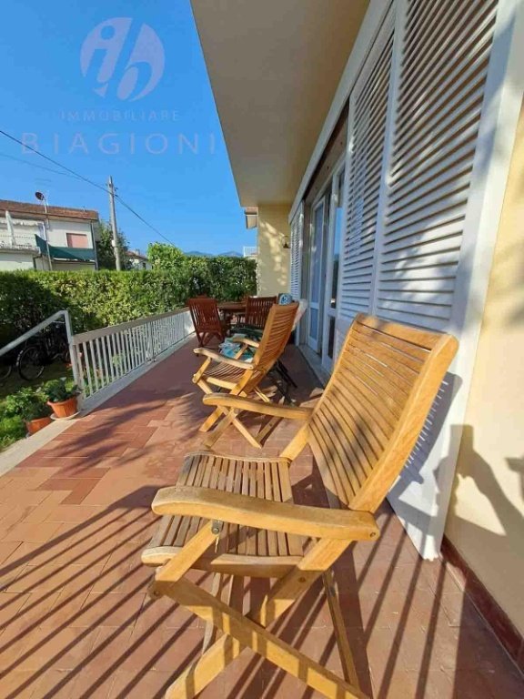casa indipendente in vendita a Pietrasanta in zona Tonfano