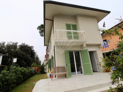 casa indipendente in vendita a Pietrasanta