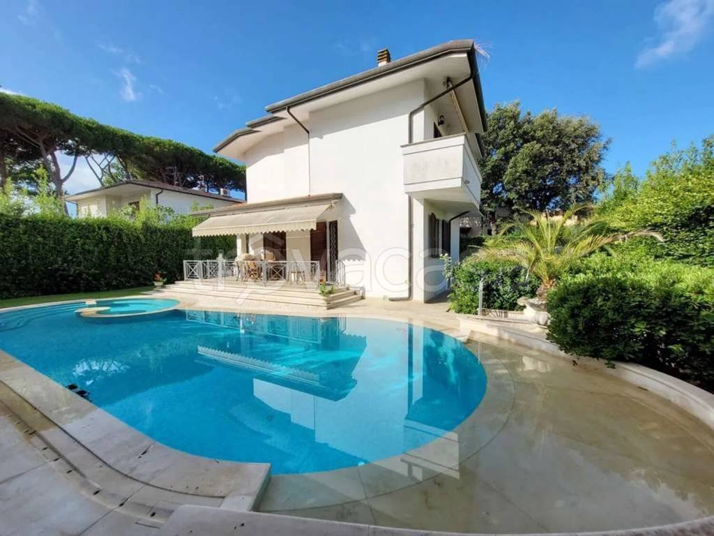 casa indipendente in vendita a Pietrasanta in zona Tonfano
