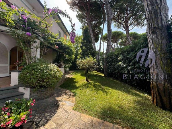 casa indipendente in vendita a Pietrasanta in zona Vignone