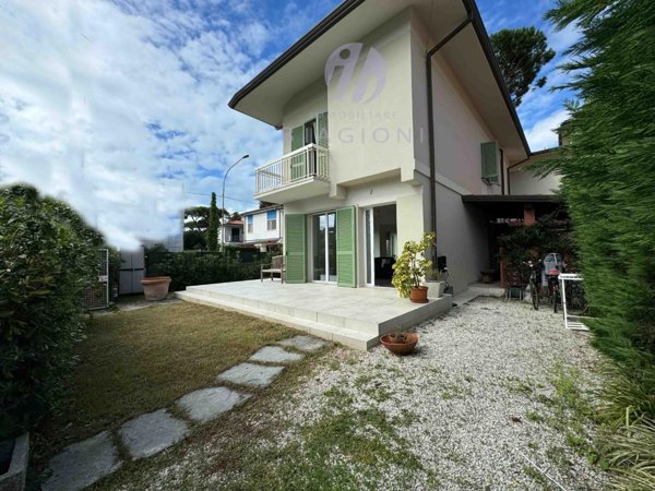 casa indipendente in vendita a Pietrasanta in zona Marina di Pietrasanta