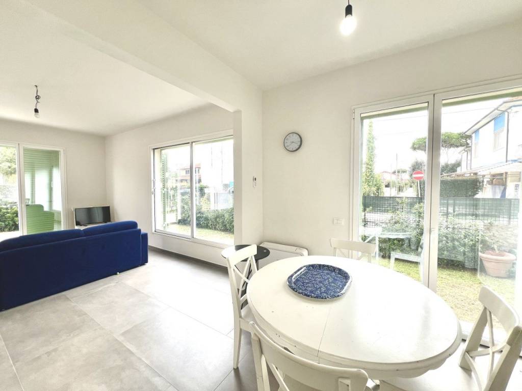 casa indipendente in vendita a Pietrasanta in zona Tonfano