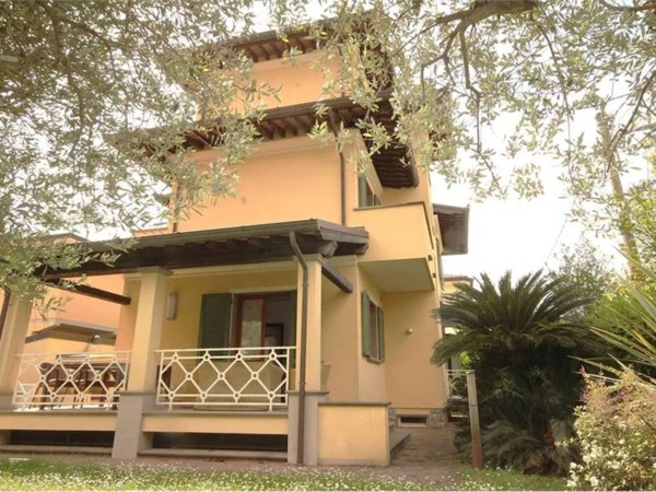 casa indipendente in vendita a Pietrasanta in zona Tonfano