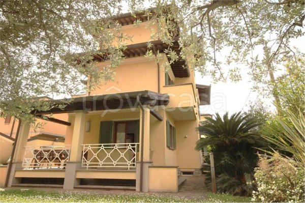 casa indipendente in vendita a Pietrasanta in zona Tonfano